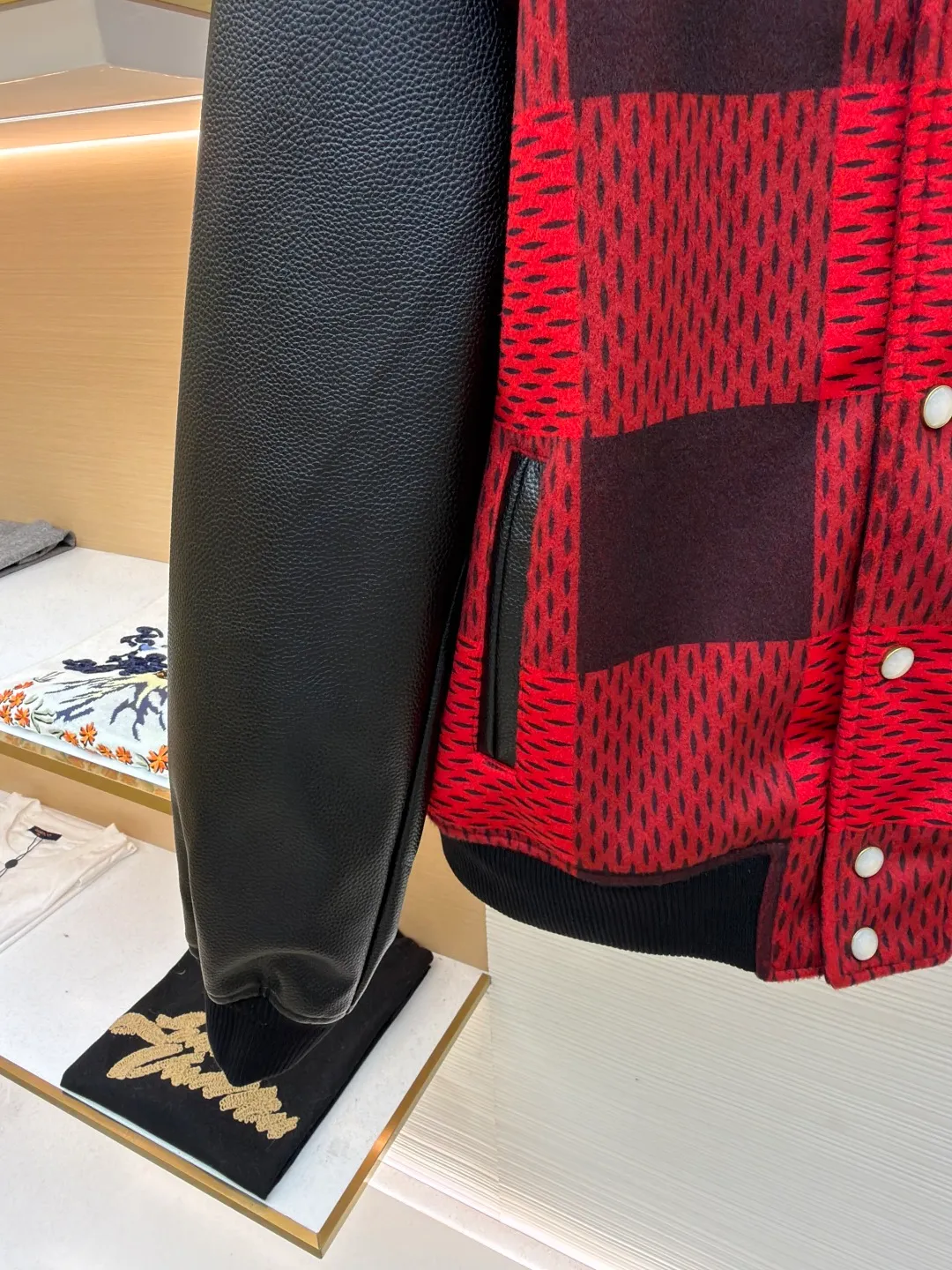 LOUIS VUITTON Plaid Logo Letter Beaded Embroidery Jacket ●Original version: Purchased and developed by 45646 ●Item number: 1681758-B95 ●Fabric: wool blended fabric ●Technology: Beaded embroidery production ●Color: red and black plaid ●Version: Fitted version ●Weight: about 1250 grams ●Size: 46-48-50-52 ●Description: The main body is made of contrasting plaid knitted fabric, with texture levels created through jacquard weaving technology. It is soft to the touch and has a crisp silhouette; the sleeves are spliced with matte leather and treated with scratch-resistant and wear-resistant treatment, giving it both texture and durability. The body of the garment is decorated with the brand's letter logo, using three-dimensional embroidery technology, with bright colors and clear texture to enhance recognition. The version is designed with a fitted baseball collar and is equipped with pearl button closure, making it easy to put on and take off. The ribbed collar, cuffs and hem enhance the fit and take into account windproofness and casual feel. The splicing of the whole garment adopts precision locking technology, with no exposed threads, and the size is measured manually (an error of 1-3CM is normal). The craftsmanship balances the softness of knitting and the toughness of leather, presenting the brand's trendy and advanced style. The overall wiring is straight and delicate, the fabric is comfortable and soft, and the color is consistent without color difference. It can be matched with the same style to create a fashionable look and control various occasions. Customized accessories, complete with three standards, same style for men and women!